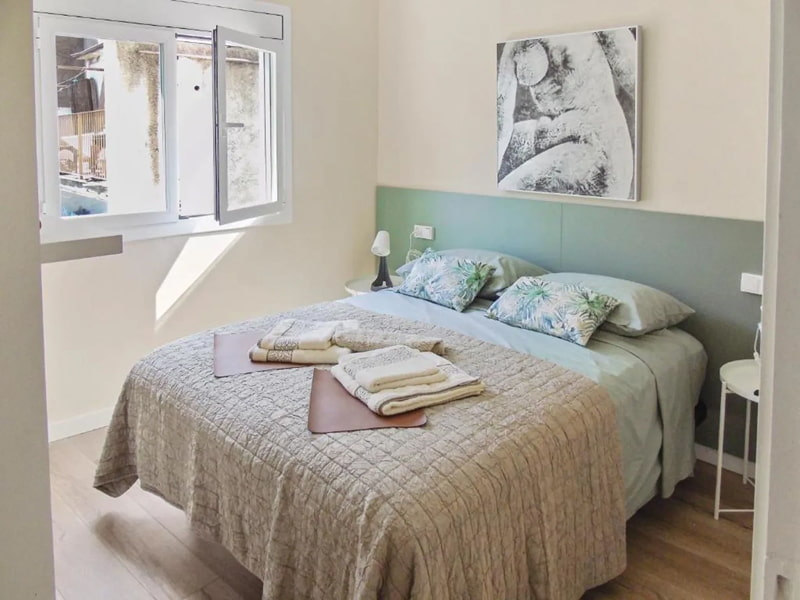 Dormitorio luminoso con cama doble y decoración