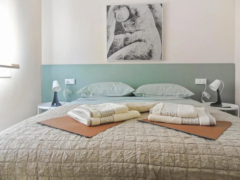 Dormitorio equipado con cama doble