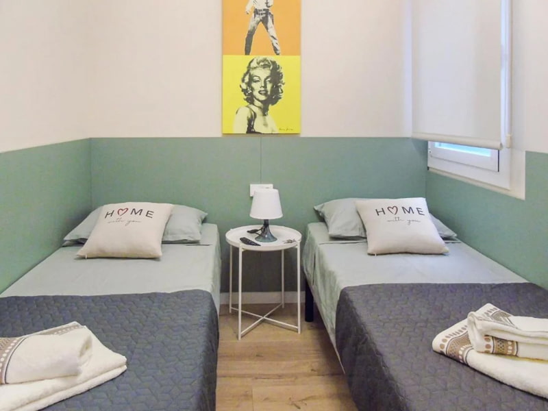 Habitación con camas individuales y ambiente acogedor
