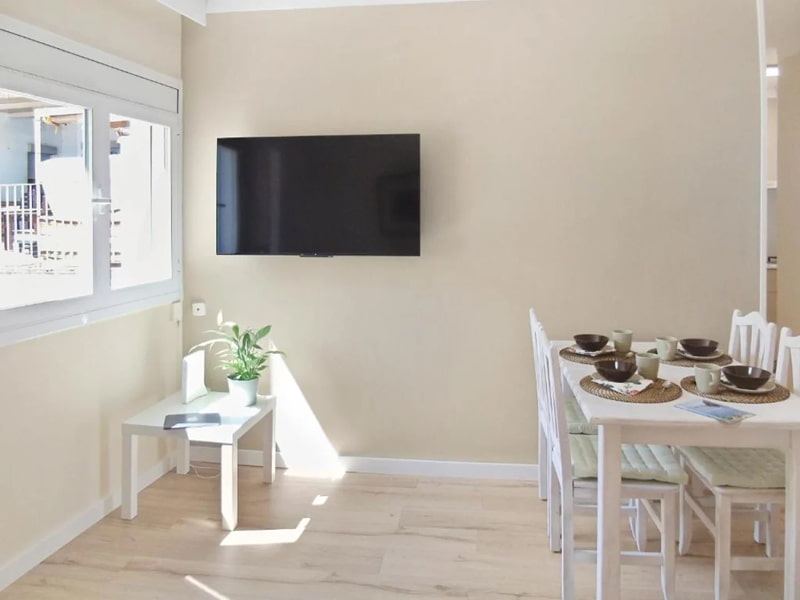 Espacio comedor con mesa equipada y luz natural