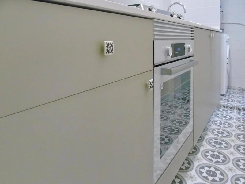 Cocina moderna con horno integrado y suelo decorativo