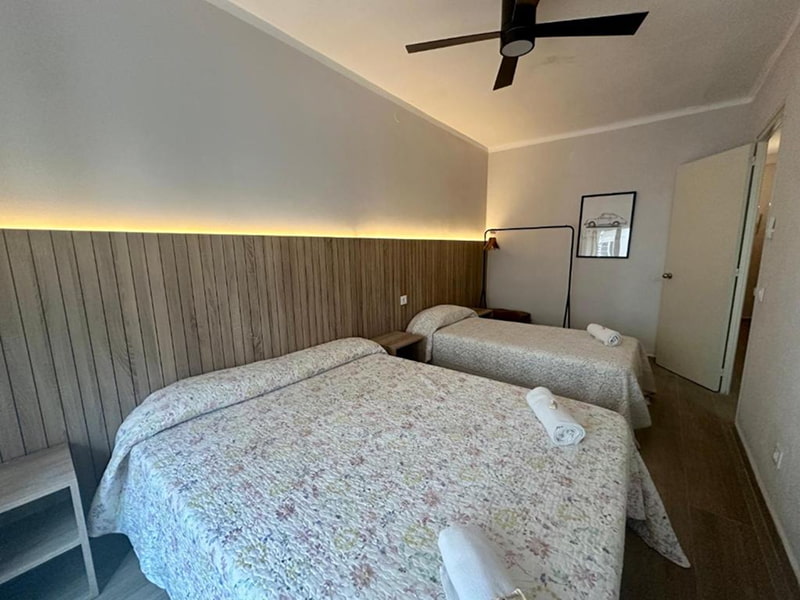 Dormitorio amplio con decoración y luz natural