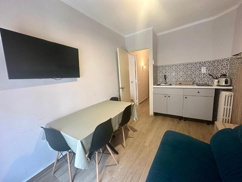 Salón con comedor y ambiente acogedor y televisión
