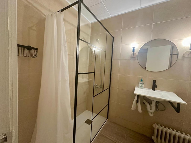 Baño con ducha amplia y lavabo de estilo contemporáneo