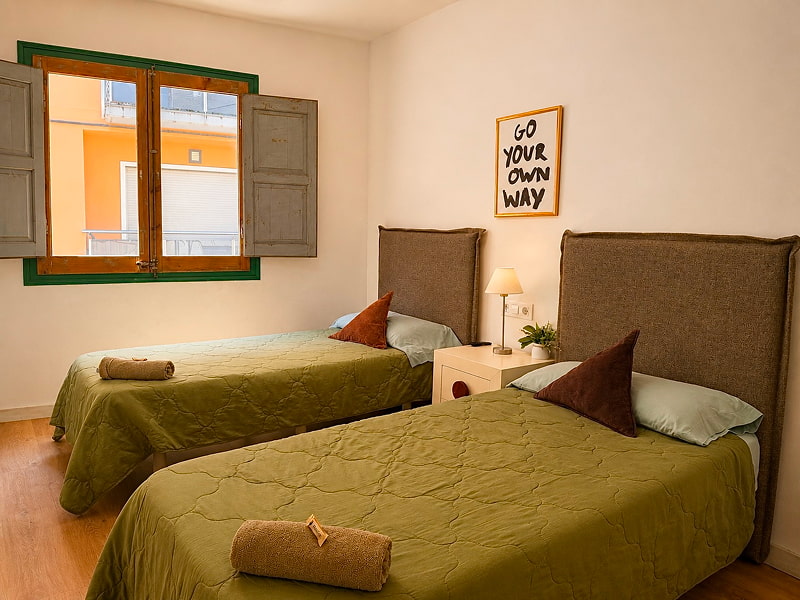 Habitación con dos camas individuales y ventana exterior