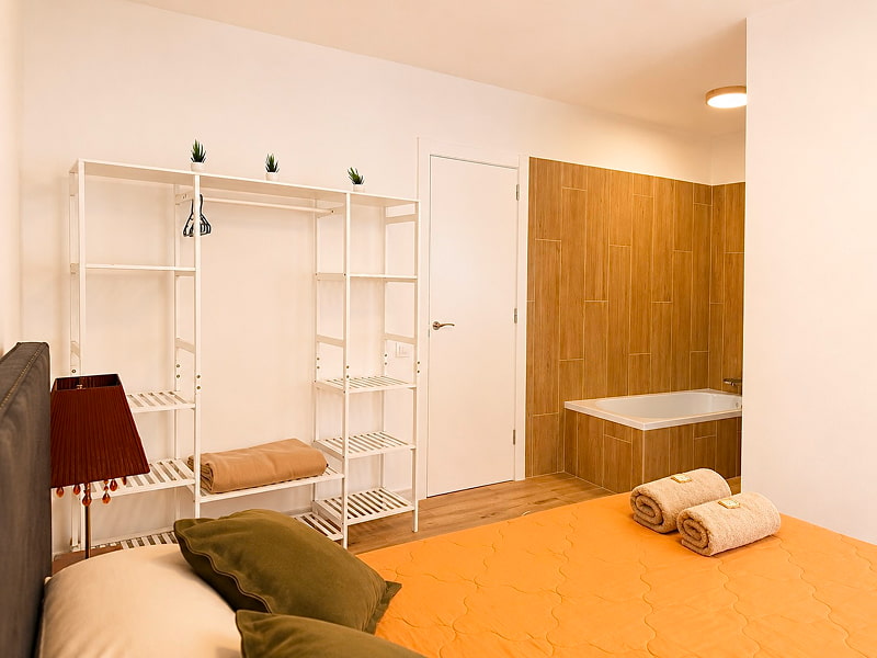 Dormitorio equipado con dos camas individuales y mobiliario funcional.