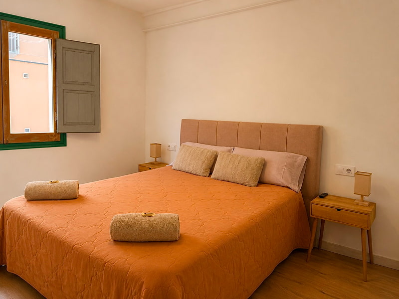 Dormitorio principal con cama doble y ambiente acogedor.