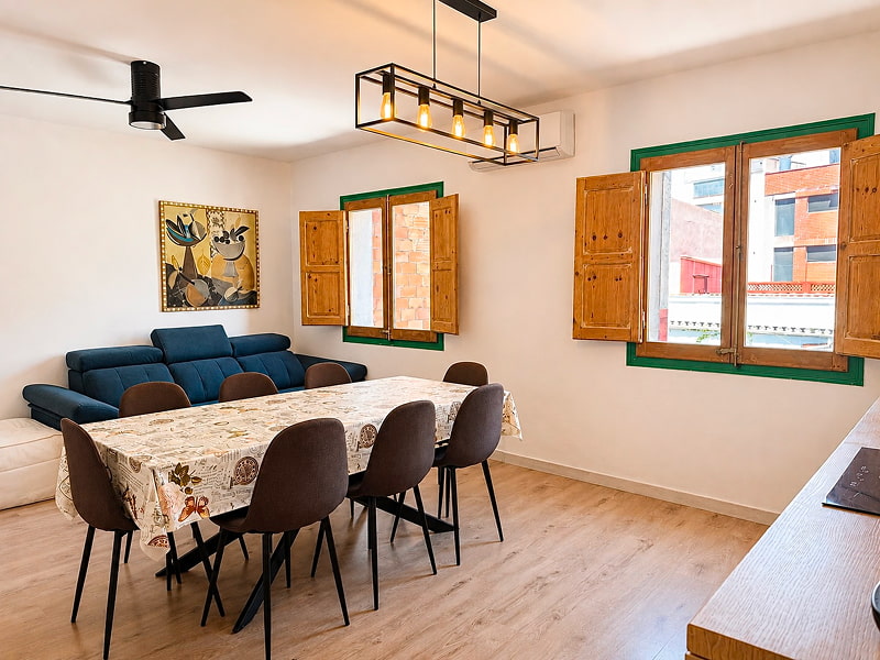 Salón comedor espacioso con mesa grande y zona de estar.