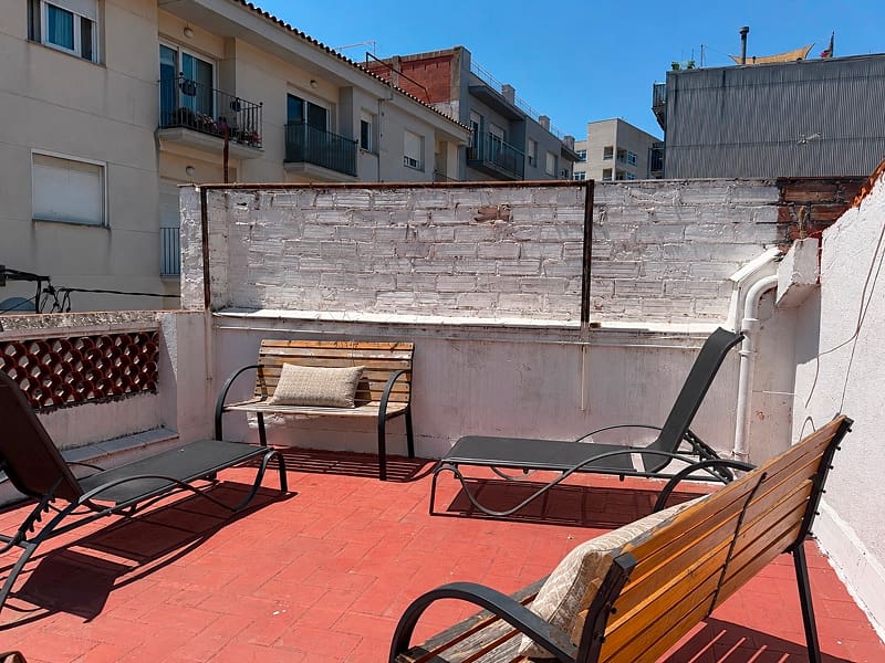Terraza privada con tumbonas y zona de descanso al aire libre.