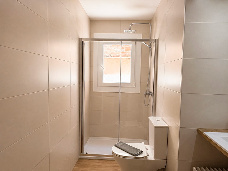 Habitación amplia con bañera integrada y espacio de almacenamiento.