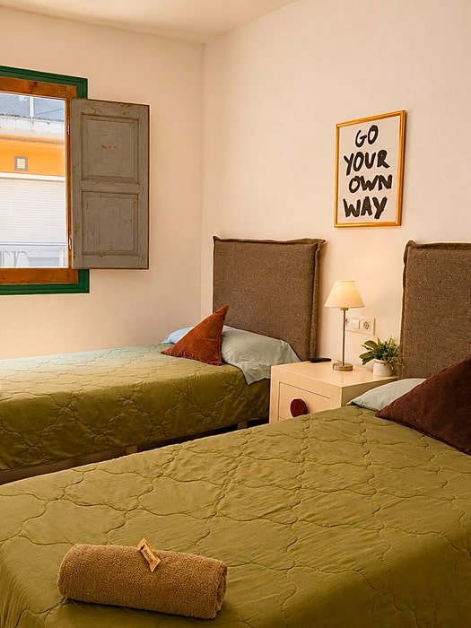 Habitación con dos camas individuales y ventana exterior