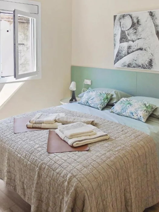 Dormitorio acogedor con cama doble