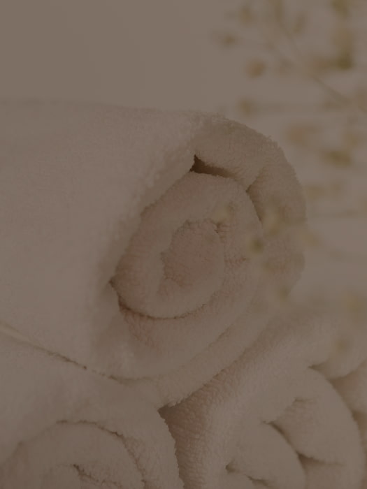 Logo minimalista de Cozycatalonia en tonos suaves