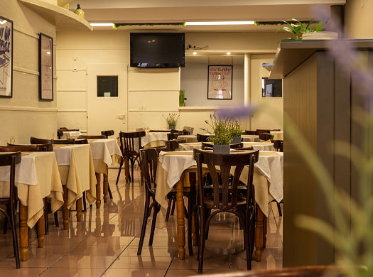 Comedor interior con mesas preparadas
