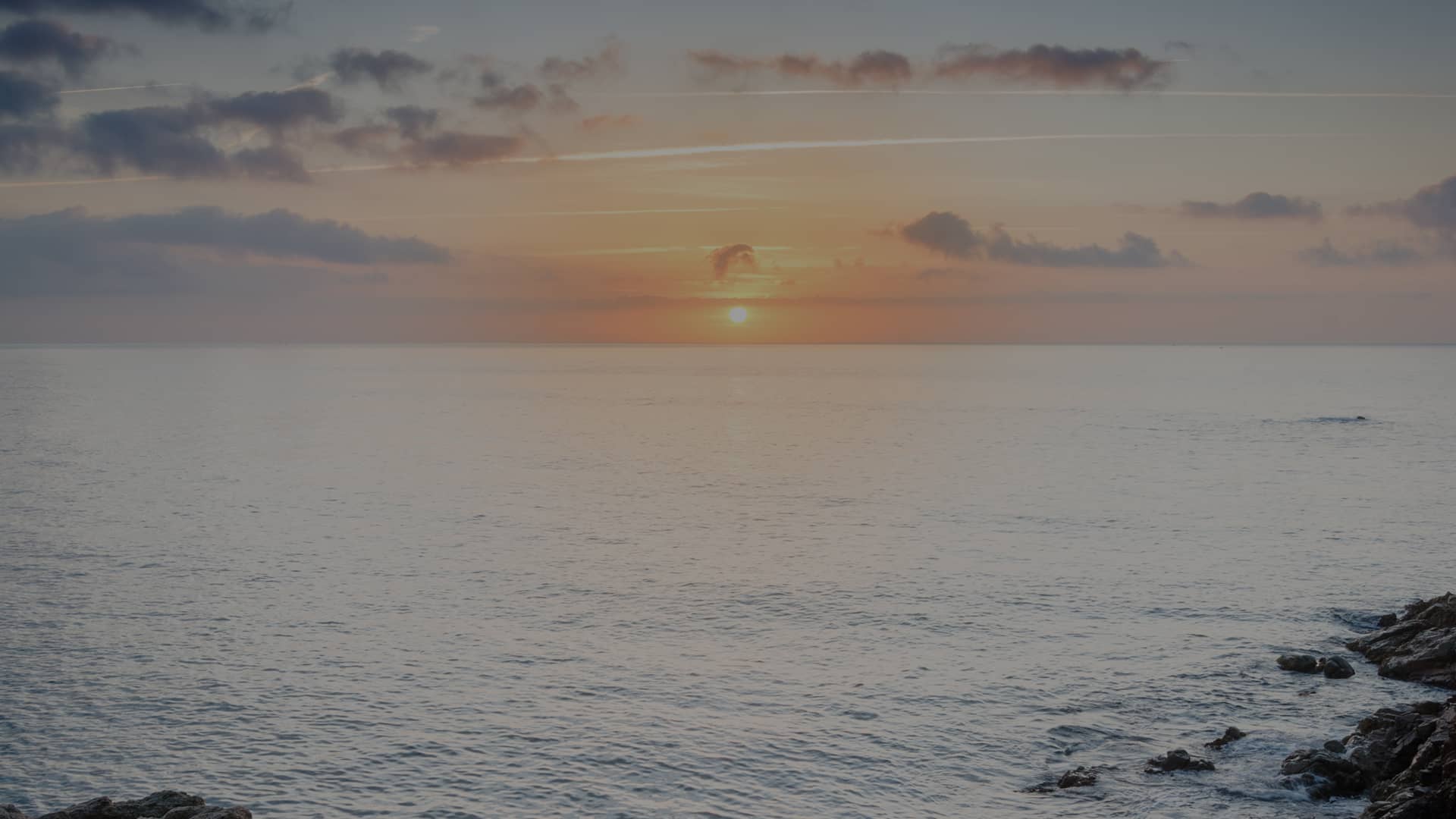 Vista del mar al atardecer desde la costa de Blanes