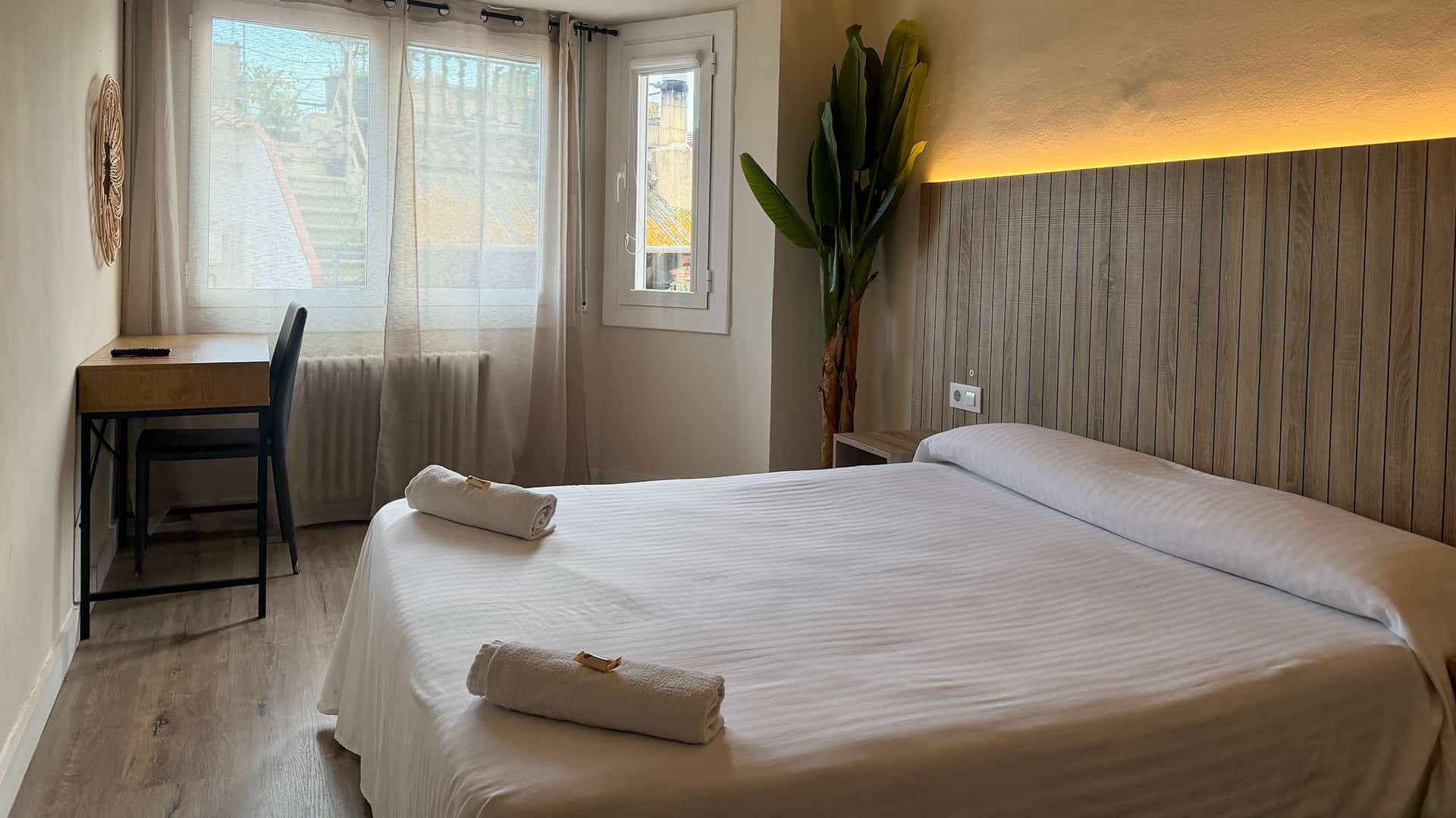 Habitación doble con cama grande y mobiliario