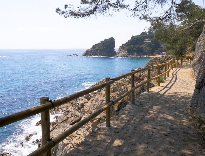 Camino junto al mar con vistas a Cala Sant Francesc en la Costa Brava