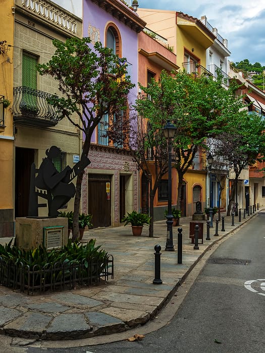 Calle tradicional con edificios coloridos