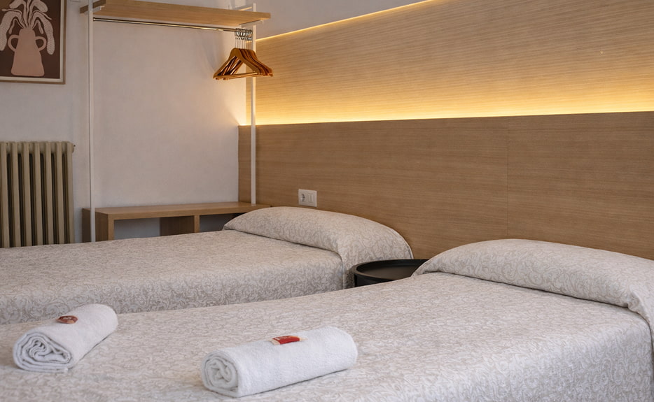 Habitación Can Setmanes Habitación triple con camas individuales con iluminación cálida
