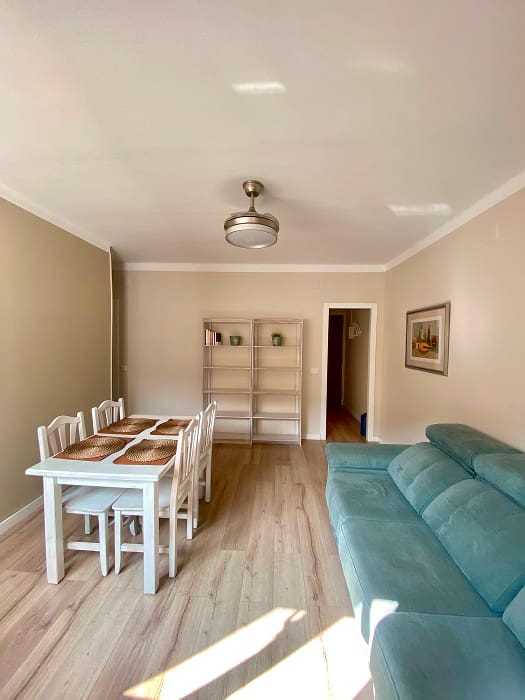 Apartamento moderno en Can Setmanes Apartamento con salón luminoso, sofá grande y comedor