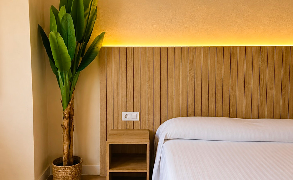 Habitación doble con iluminación cálida en el Hostal Can Setmanes