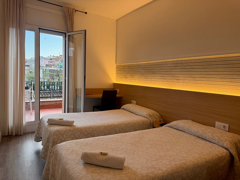 Dormitorio luminoso con cama doble y acceso al exterior