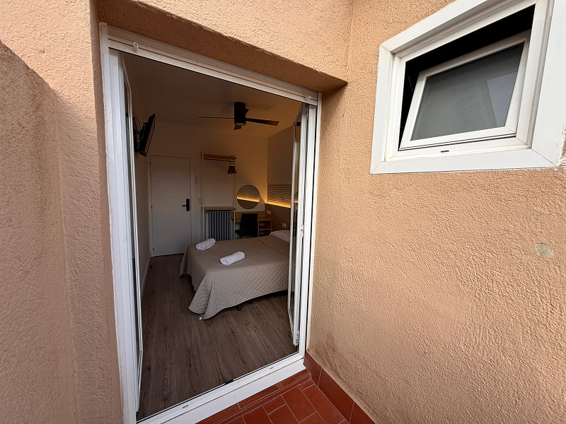 Entrada exterior a una habitación deluxe con terraza privada