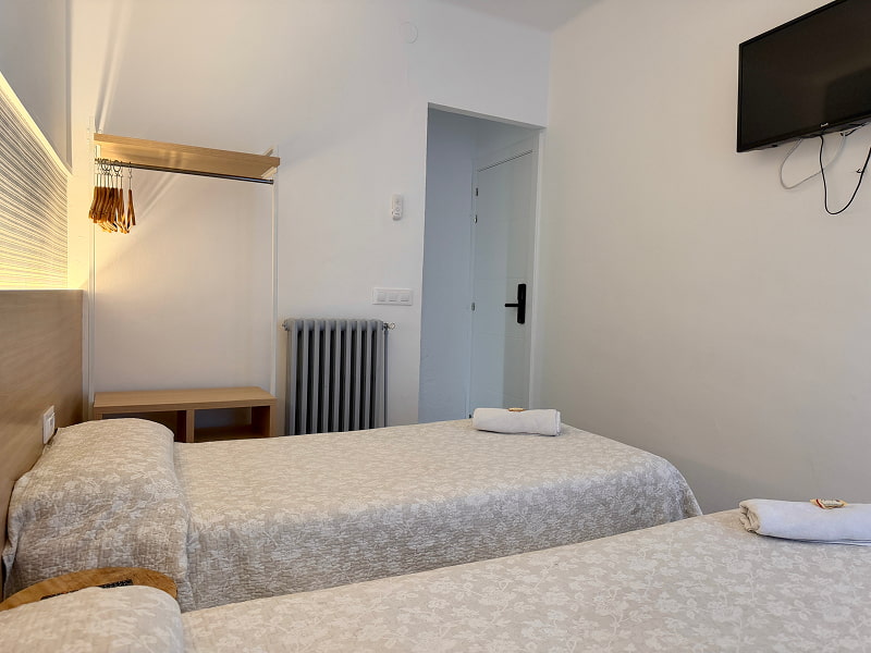 Dormitorio moderno con camas individuales y decoración minimalista