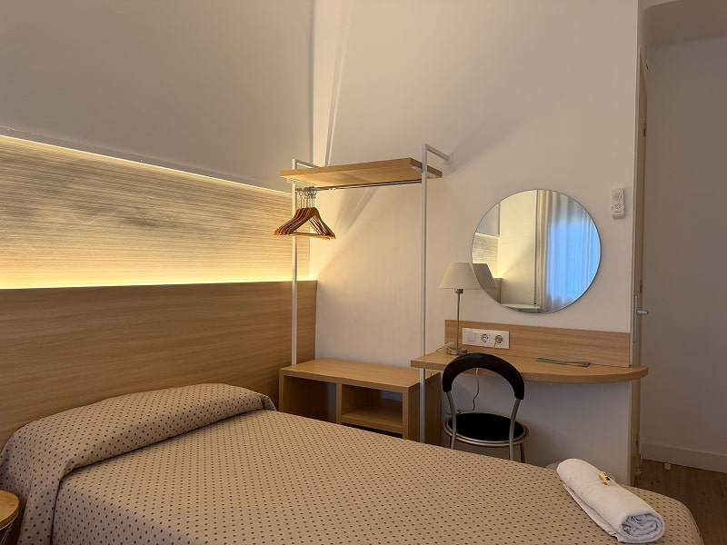 Dormitorio moderno con escritorio y detalles cálidos en madera
