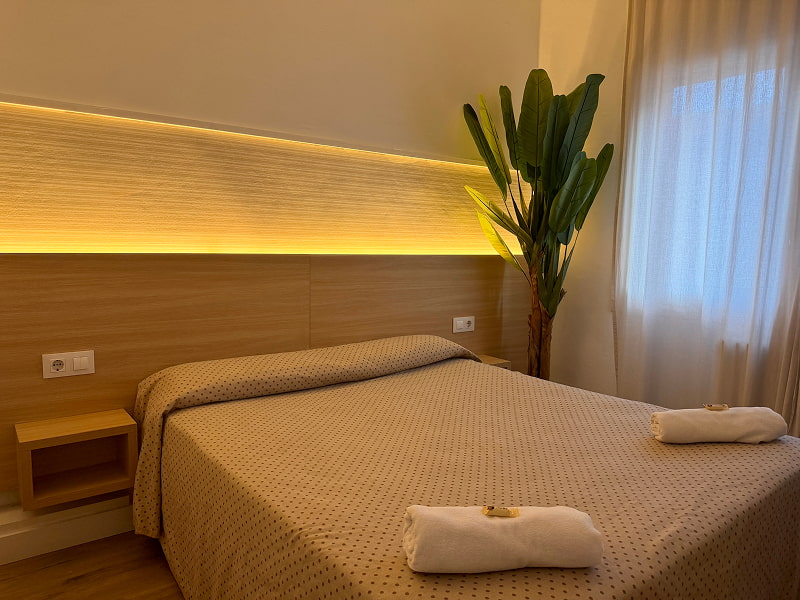 Habitación acogedora con cama doble y luz ambiental cálida