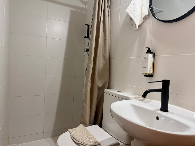Baño privado con acabados claros