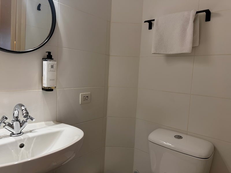 Baño moderno con ducha y acabados en tonos neutros