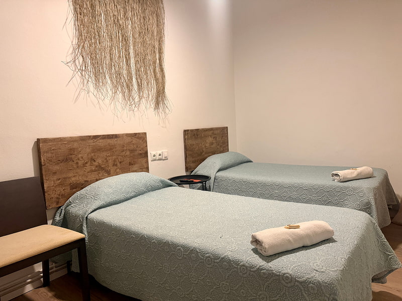Dormitorio con camas individuales y detalles rústicos en madera