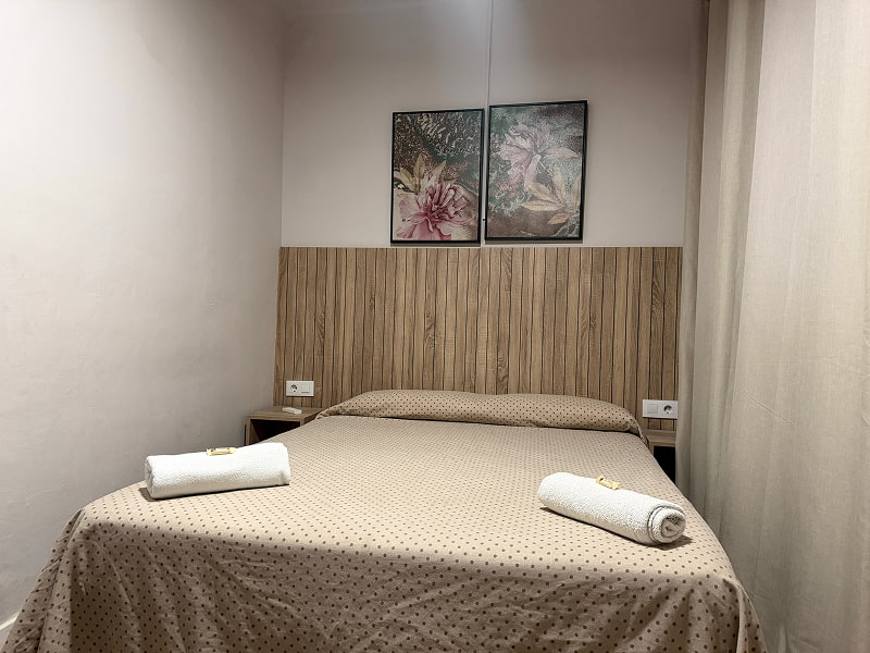 Dormitorio acogedor con cama doble y cabecero de madera