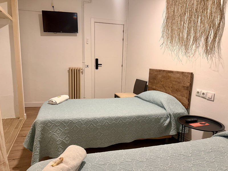 Habitación con camas individuales y detalles rústicos