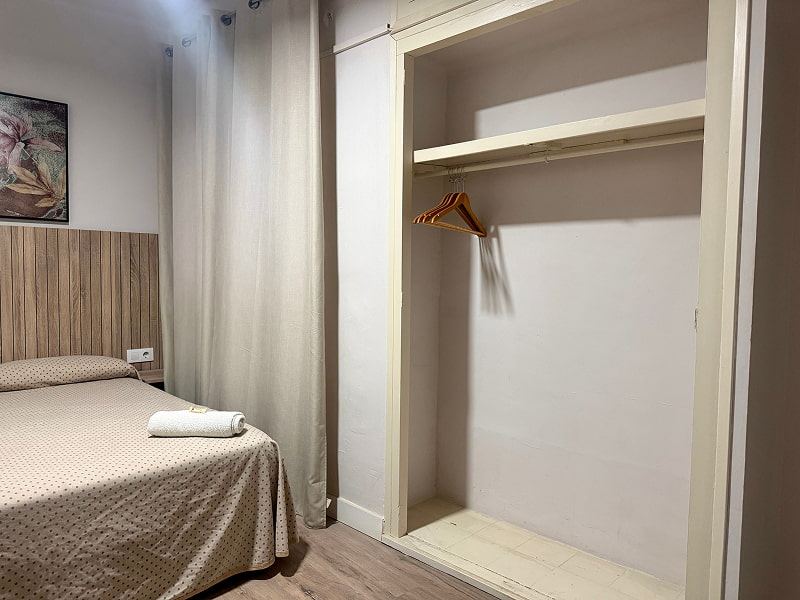 Armario abierto integrado en una habitación cómoda y funcional