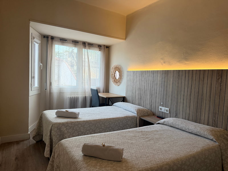 Vista de una habitación amplia con camas individuales