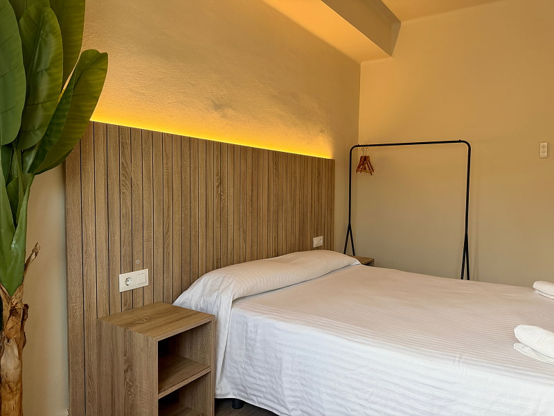 Detalles en madera y luz ambiental