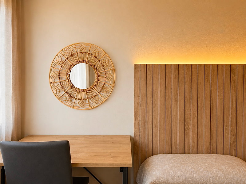 Habitación Superior XL | Escritorio y espejo Zona de trabajo con escritorio y espejo decorativo