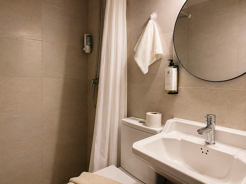 Habitación Superior XL | Baño amplio Cuarto de baño moderno con ducha y acabados minimalistas